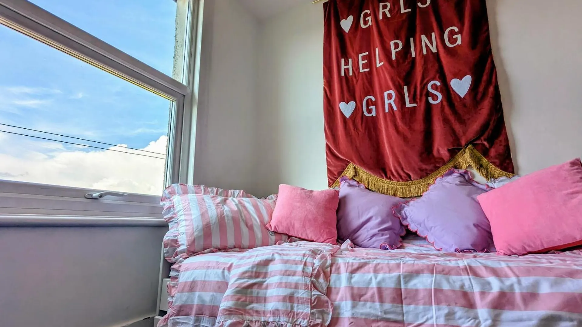 Villa Pet + Kid Friendly Free Parking V Pink House! Hove